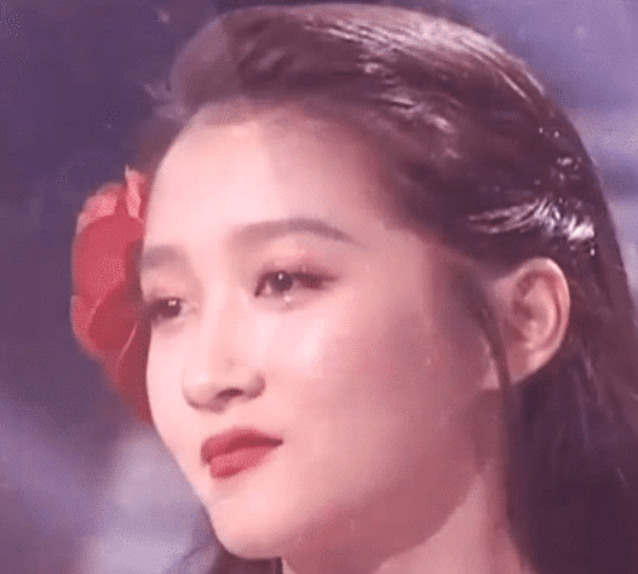 「关晓彤」有一种背叫关晓彤的“肉肉背”,转身后一刹,wifi都卡顿了!