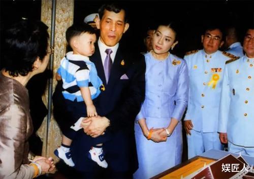 泰國“鐵憨憨”王子被寵壞！坐專機請小女生玩，侍衛迎接跪倒一片-圖2