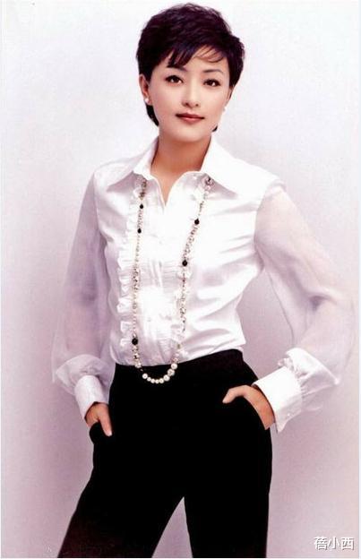 西装@杨澜从不赶时髦，认真穿西装配阔腿裤亮相，配短发已成优雅的代表