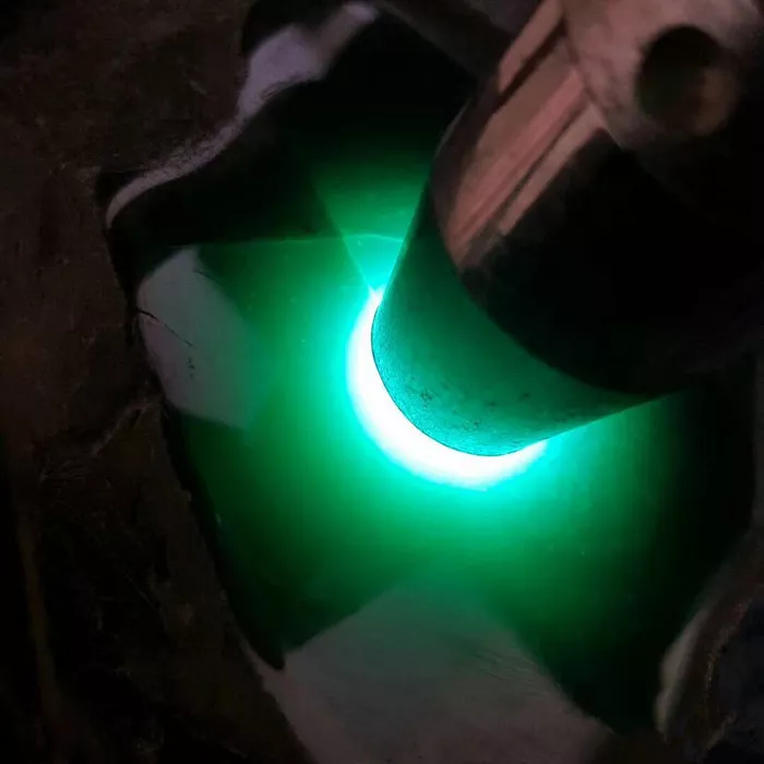 「玉雕」小伙早市买了块毫无表现的原石，切开后全是棉，反而价值翻倍了…