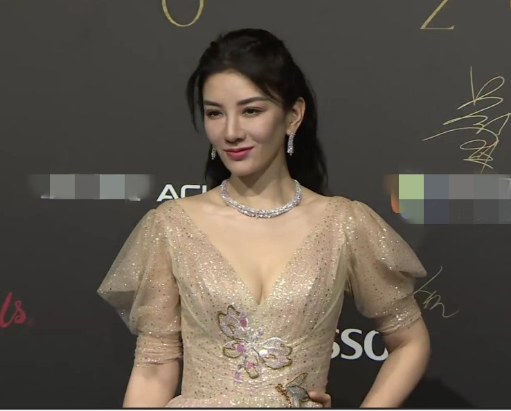 潘晓婷|?  被爱情滋润了的潘晓婷，虽38岁却美过Baby，网友：这就是爱情的魔力！