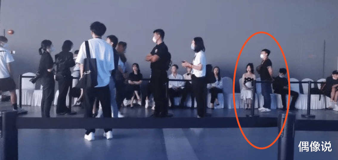 杨紫|杨紫杨幂并排坐，和吴亦凡热聊成焦点，昔日“十亿女王”却坐角落