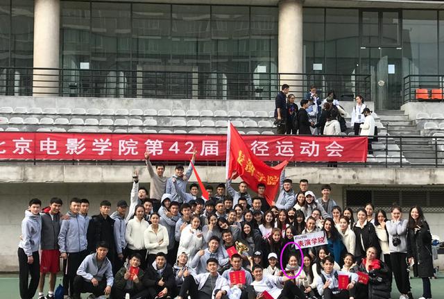 「王俊凯」王俊凯北影班级聚餐,左边“校花”超抢镜,三秒钟要她全部信息