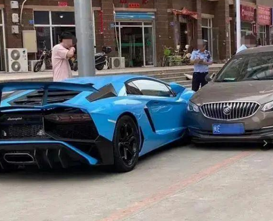 兰博基尼|700万兰博基尼违停，被正常行驶别克剐蹭，交警：别克全责