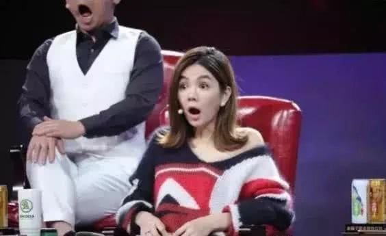 蒙面唱将猜猜猜▲《蒙面唱将》最大咖位巨星,摘掉面具后,所有嘉宾只能自觉起立!