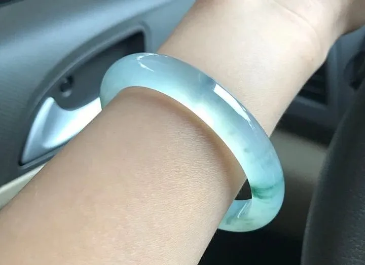 翡翠手镯|圆条还是扁条？你的手到底适合哪种类型的翡翠手镯？