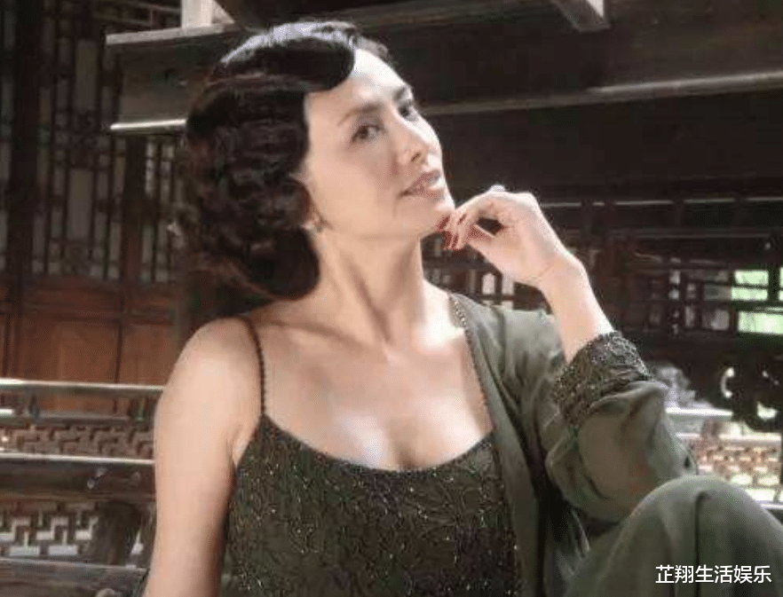 [倚天屠龙记]还记得《倚天屠龙记》里的“小昭”吗？如今年过半百依然风韵犹存