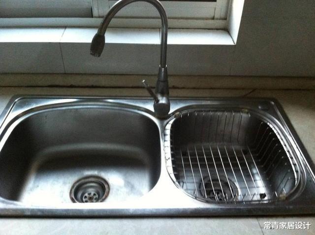 水槽边的玻璃胶发霉发黑，别再换了！教你4招轻轻一抹就干净了