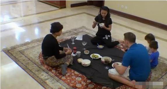 家居用品：参观马舒雅住的豪宅，第一次见有人在地上吃饭，太奇怪了吧