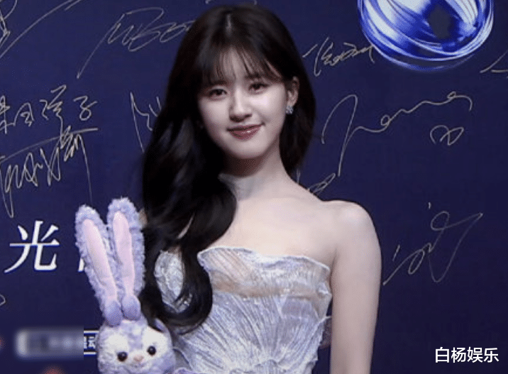 袁冰妍|“星动之夜”生图曝光：袁冰妍发际线感人，我却被戚薇雷到了