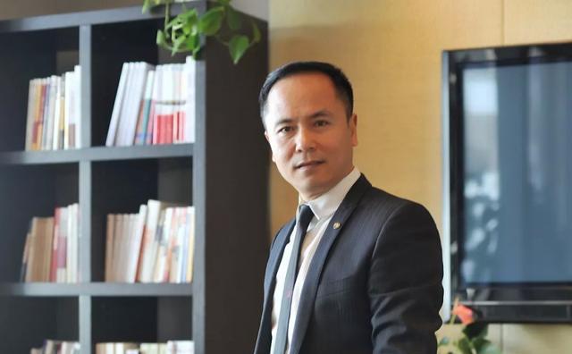 马云|坐拥39家商厦，身家近500亿，家庭事业双丰收，却甘愿为马云打工