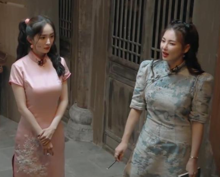杨幂|同样是穿旗袍，33岁张雨绮和34岁杨幂，像是妈妈和女儿同框