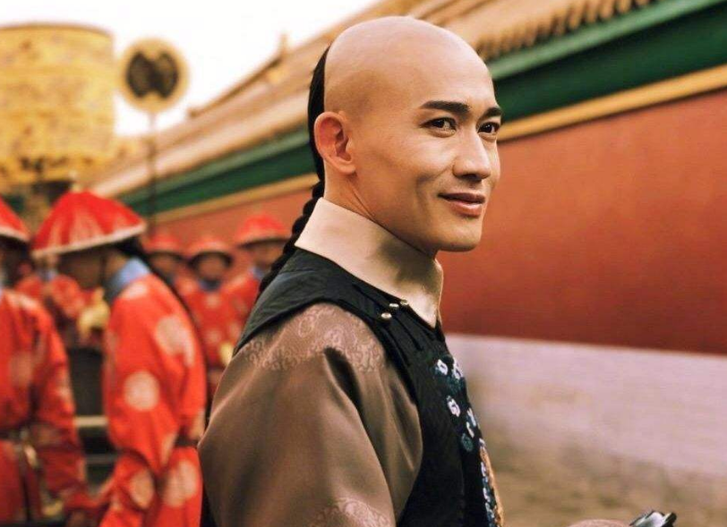 「黄晓明」被黄晓明抢走“杨过”一角，打架被关7个月，终于因演乾隆翻红