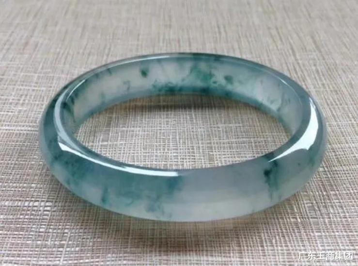 翡翠手镯|圆条？or扁条？你的手到底适合哪种类型的翡翠手镯？