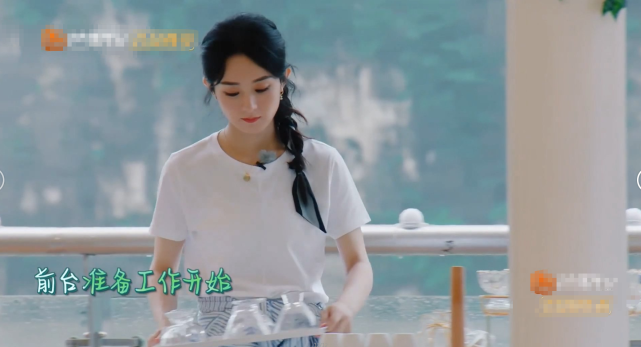 赵丽颖|《中餐厅4》海报赵丽颖缺席？节目中镜头变少，粉丝留言表示不满