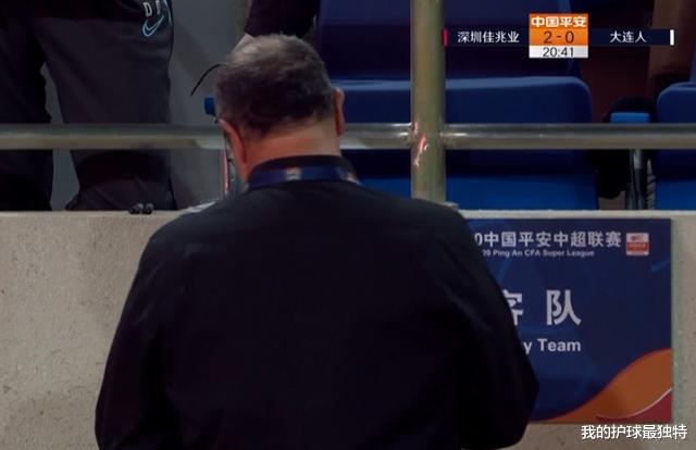 科曼|大连人门将低级失误！郜林笑纳大礼：深足全队狂欢 主帅表情亮了