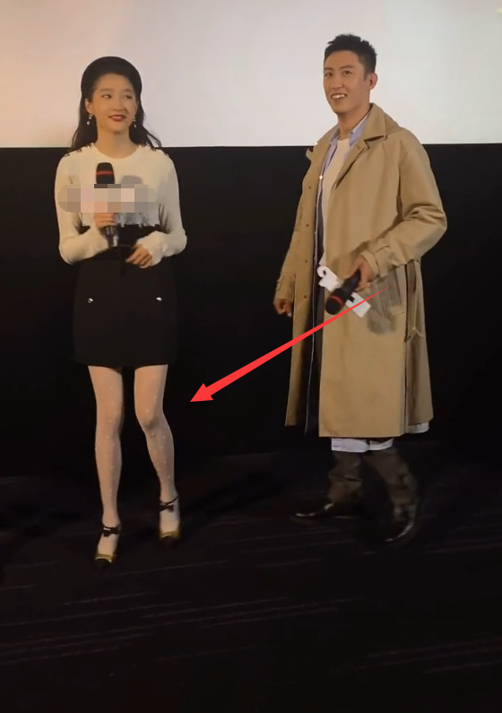 关晓彤|关晓彤学小学生穿“奶白袜”，看到路人抓拍下的腿，鹿晗确定不管管？