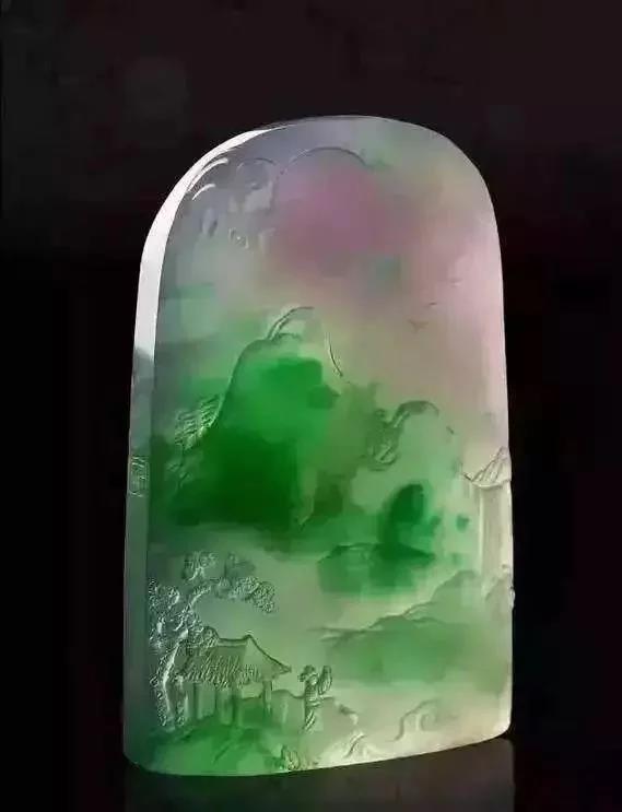 翡翠|经雕刻后的多彩翡翠成品惊艳翡翠界，价值无法评估