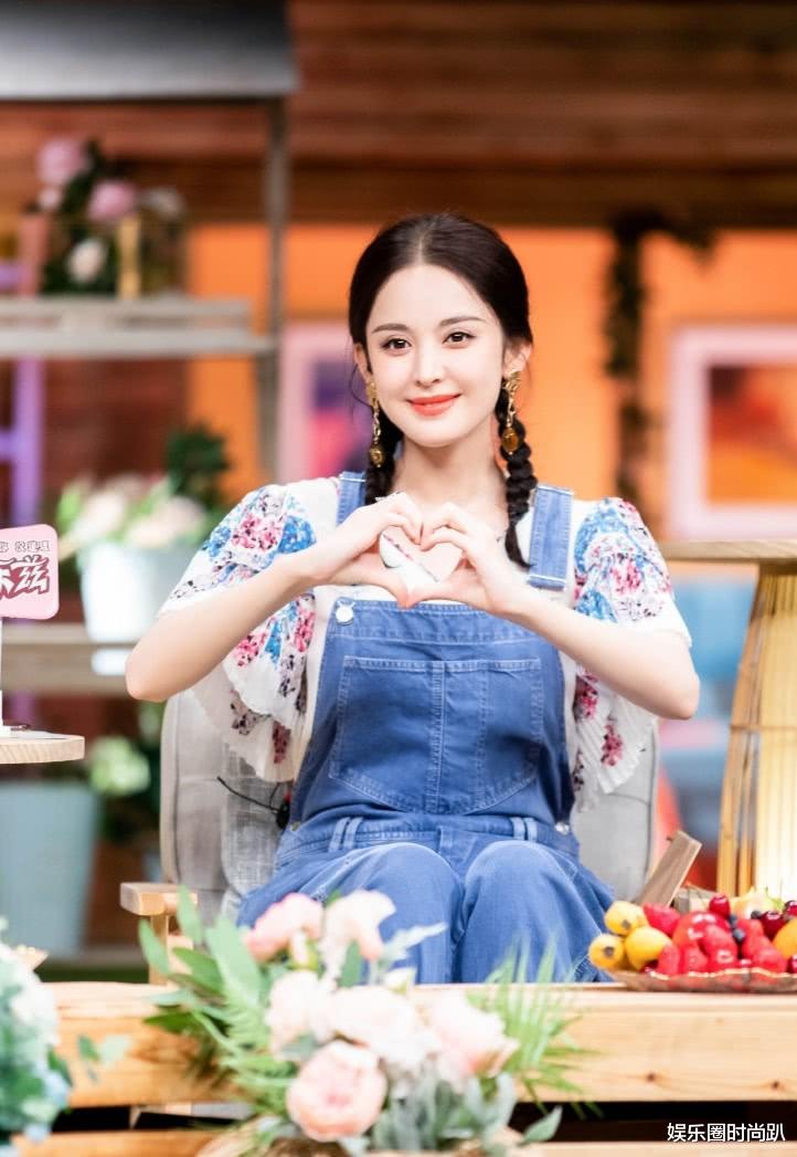 古力娜扎■娜扎172的身高,鞋子看起来却只有35码,这脚也太迷你了吧!