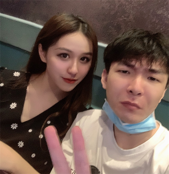 鬼屋|RNG集体玩鬼屋，姿态女友JK白丝腿坐C位！身旁狼行女友亮了