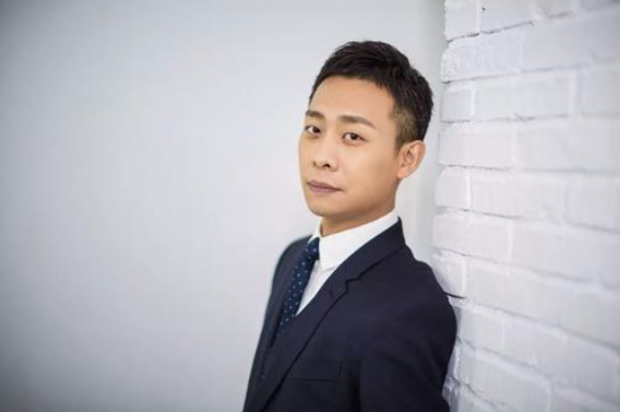 张译|张译出演《八佰》之后，吴京说他不要脸，导演管虎说以后不再用他