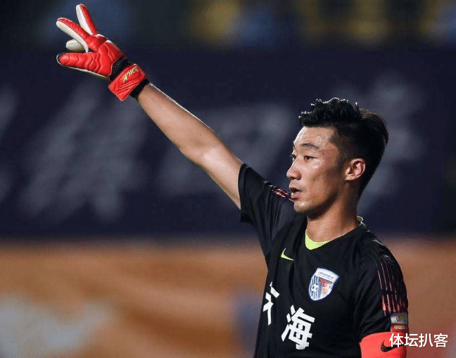 『张鹭』中国足坛重磅丑闻！32岁前国脚醉驾+高铁上吸烟，球迷：该终身禁赛！