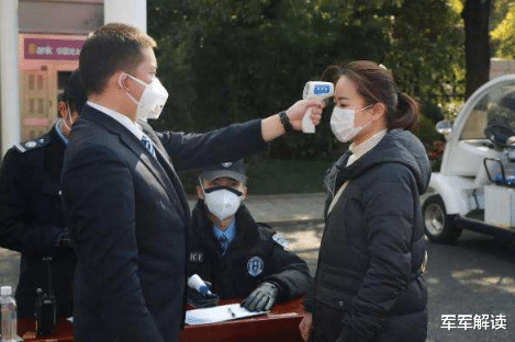 『』美籍华人治不起病，携全家来华治疗，隐瞒病情提前服下退烧药