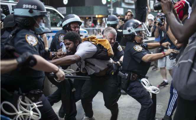 [特朗普]特朗普宣读“圣旨”，军队疯狂开火扫射，22岁女子当场身亡！