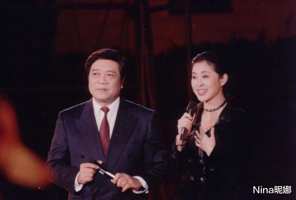 黄家强|61岁倪萍老了更“放肆”,穿真空西装听音乐会,涂桃红色唇妆美成焦点