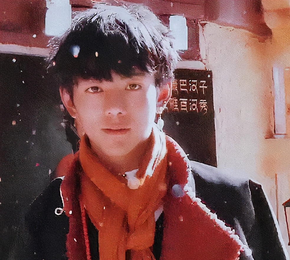 戒指|网红丁真被曝穿上千元外套，戴金戒指用近万元手机，评论却反转