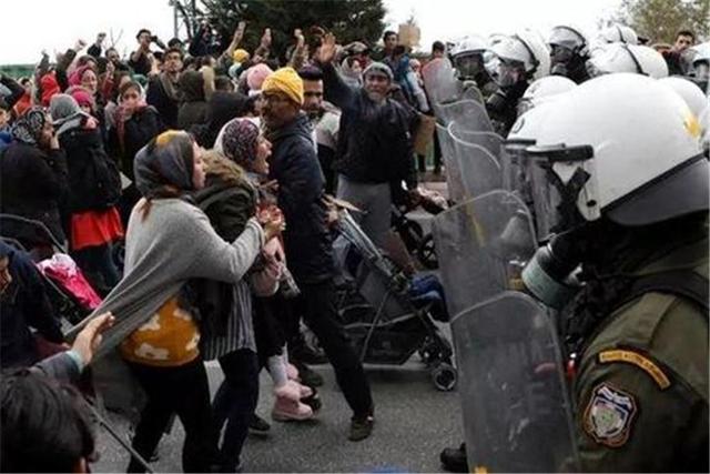又一國傢陷入混亂，學生罷課老師罷工，首都街頭爆發警民混戰-圖3