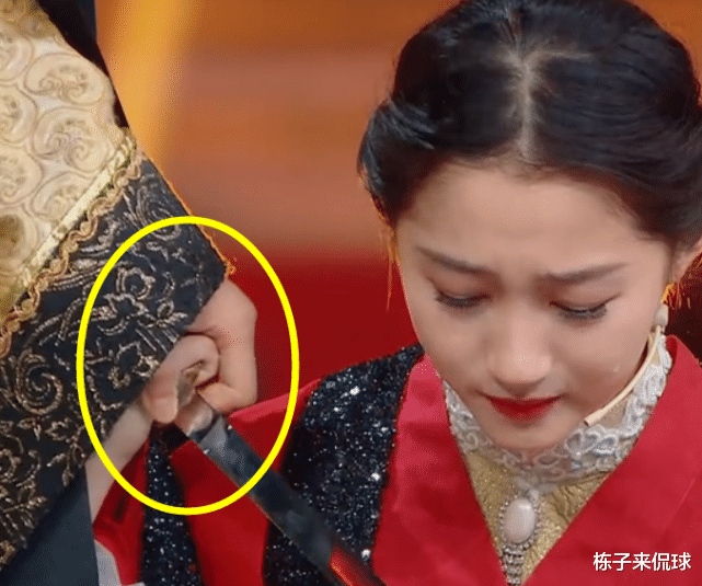 [关晓彤]关晓彤被搂在黄晓明怀里挣脱不开，注意到教主的手部位置，太大胆