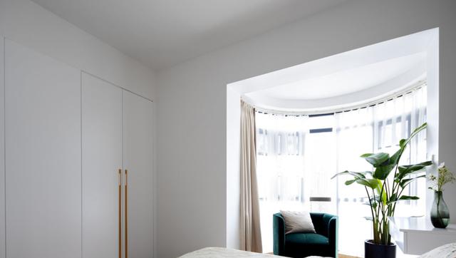 |越来越多人给客厅设计柜子,沙发离墙摆放后,真的超实用!