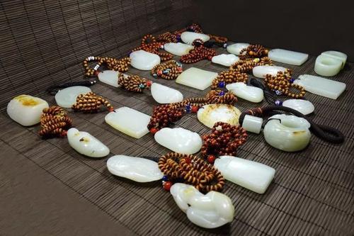 和田玉籽料|和田玉籽料市场皮色料盛行！是否有光白籽一席之地，到底谁是谁非