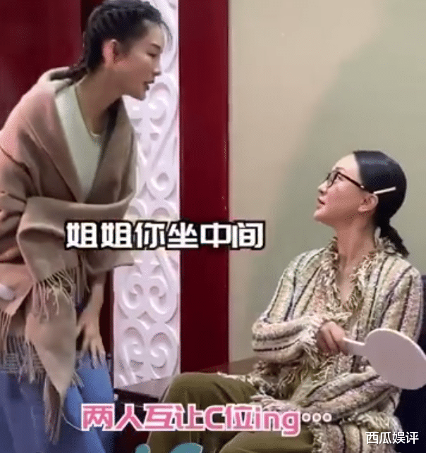 周迅|周迅和李沁接受采访，两人的坐姿却完全不同，已婚和未婚的区别！