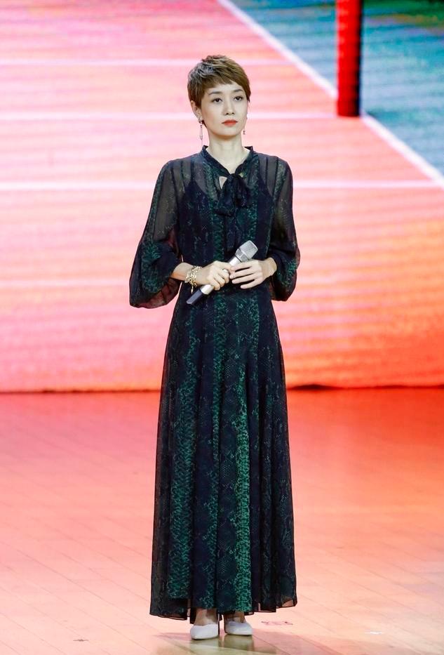 耳饰：马伊琍挺会穿，衣服黑中带绿降低单调感，材质\透亮\真解暑气