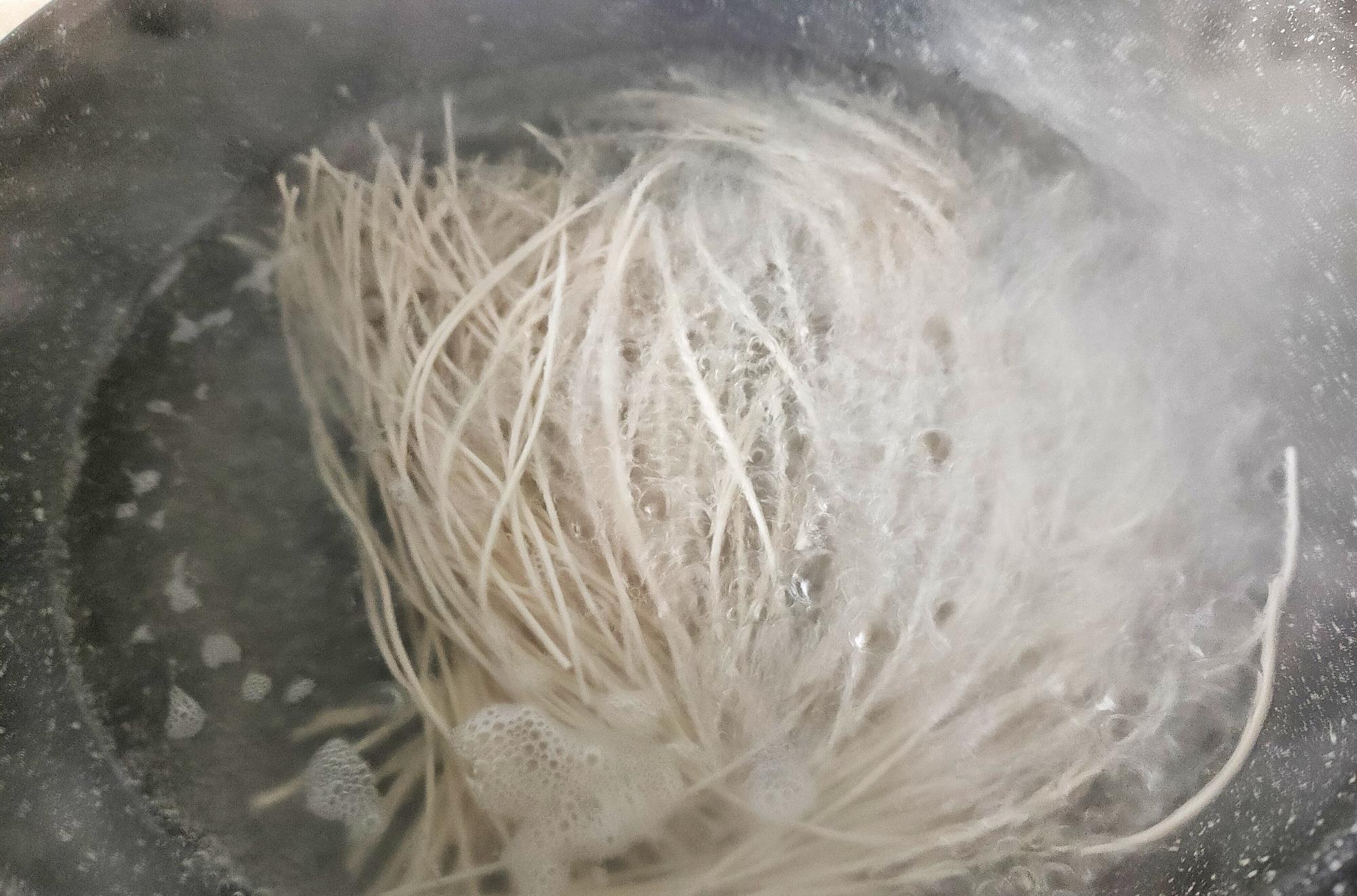 「西红柿」早餐儿子就馋这碗面，天天喊我做，5分钟就上桌，连吃三天也不够