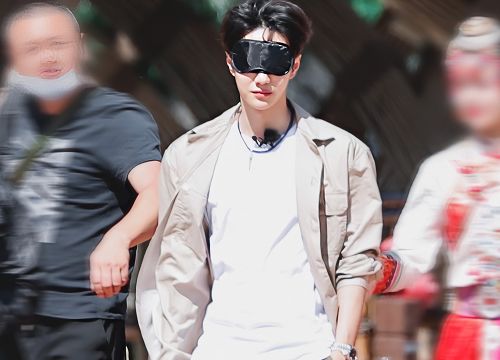 王一博▲王一博发文怒斥私生饭后,录节目又出路透,回眸一笑太暖心