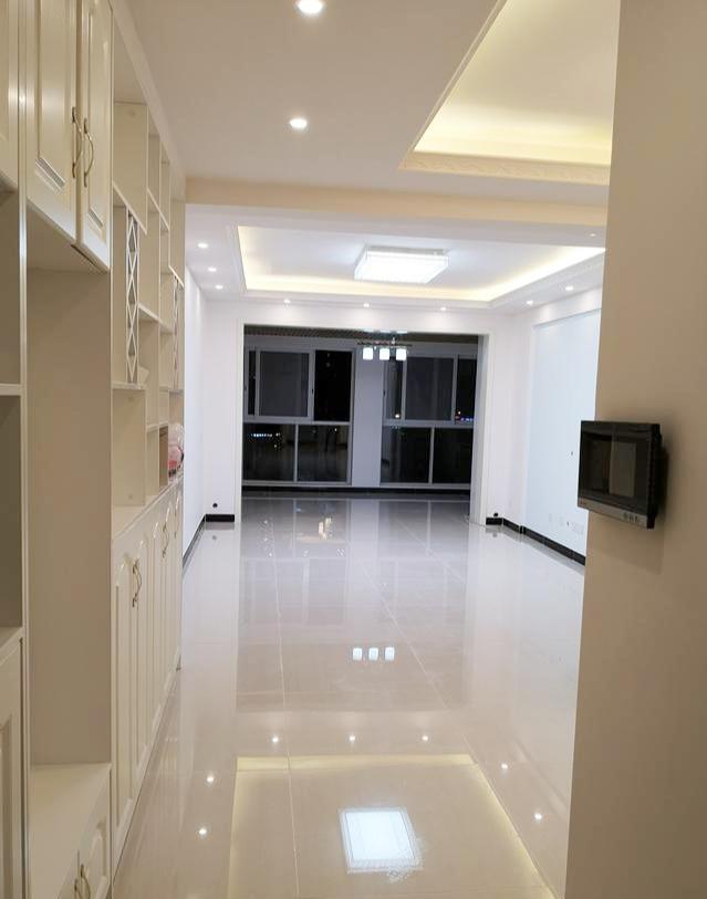 「」墙面不贴瓷砖，老婆坚持在新家打满柜子，这也太抢眼了吧