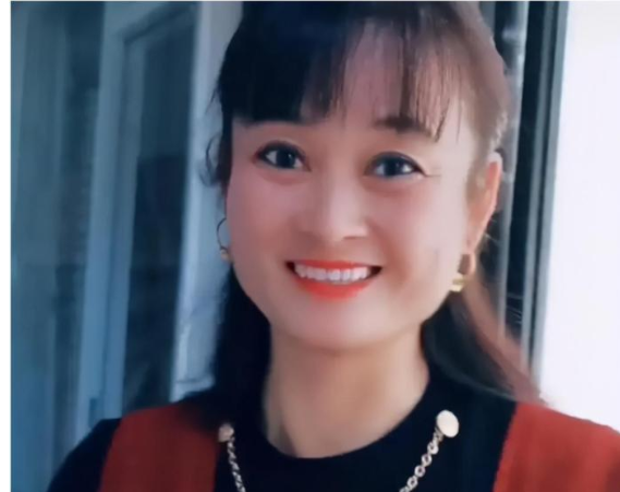 赵丽颖|大衣哥的“亲家母”火了！V领红裙风韵犹在，颜值酷似赵丽颖