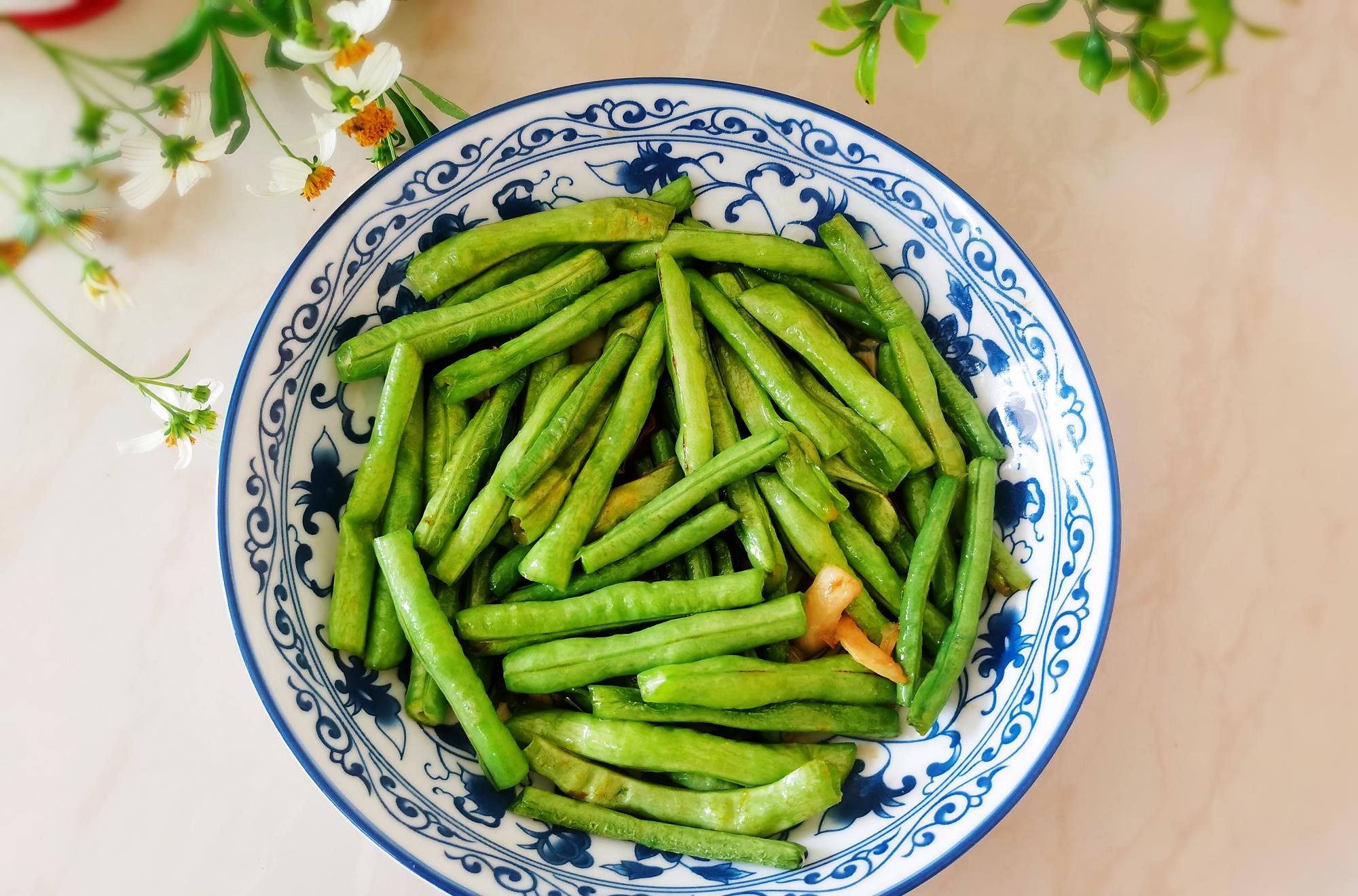 []炒豆角时，万万不要直接下锅！少了这1步，难怪豆角发黄还不入味