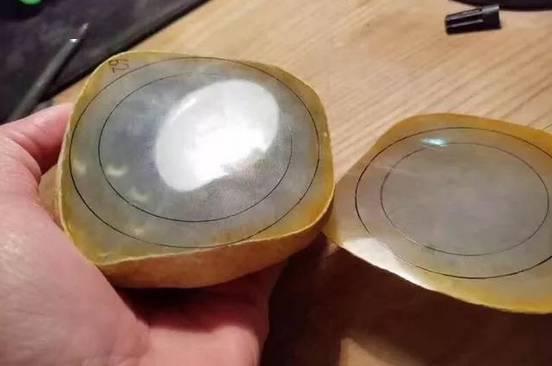 『翡翠』厉害了，翡翠原石赌石切出2条手镯就得带上验钞机数钱！