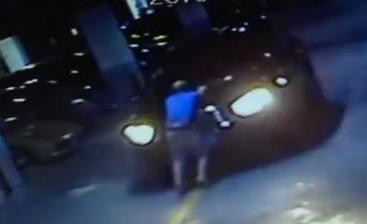 监控视频■35岁娇妻偷偷打电话被发现，开车顶撞50岁老公，民警：差点出事