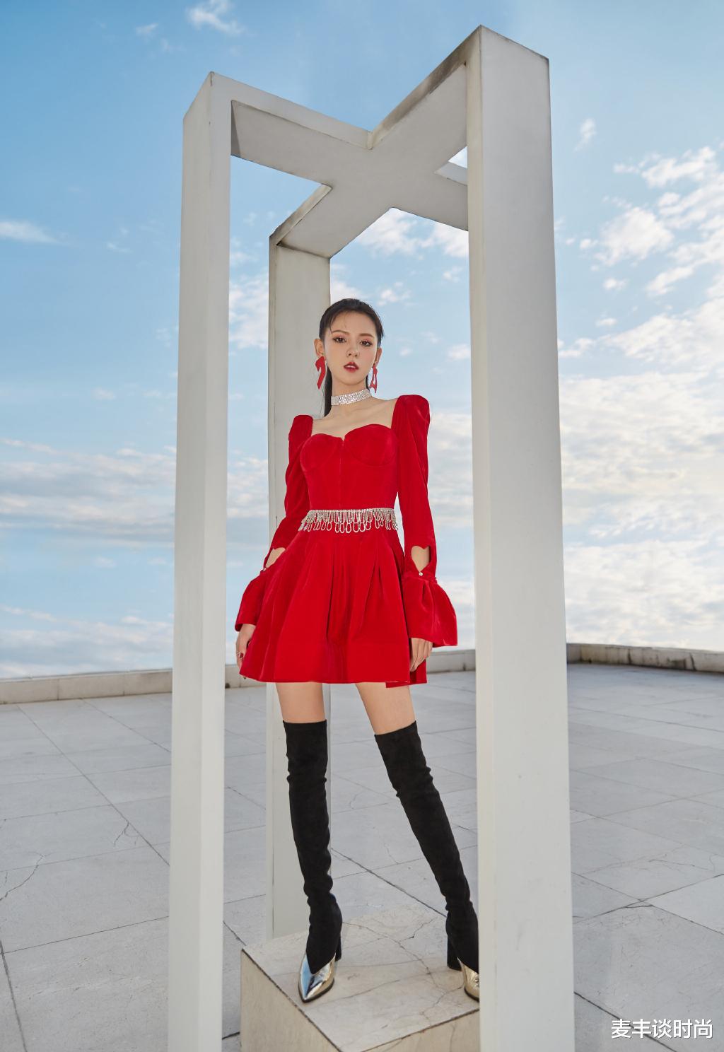 「复古」张予曦大秀美背，穿红色复古裙配高马尾，同框张馨予帅得让人心动