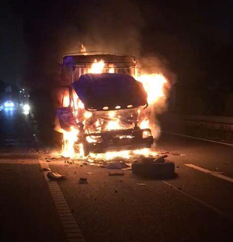 杭州|?杭州绕城高速货车追尾半挂车,司机当场身亡,车里的手机正放着直播视频