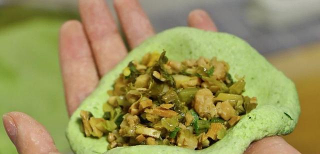 「青团」春季时节，不妨在家动手制作青团，没有出去采青也可以在家吃美食
