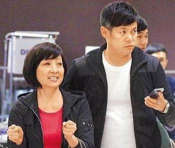 曾志伟|曾志伟的2任妻子：现妻病逝，原配嫁闺蜜儿子，今生活令人羡慕