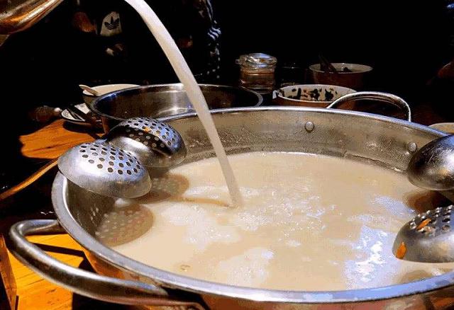 火锅|吃火锅，服务员问你“加汤不”，其实是在暗示你，不懂就尴尬了！