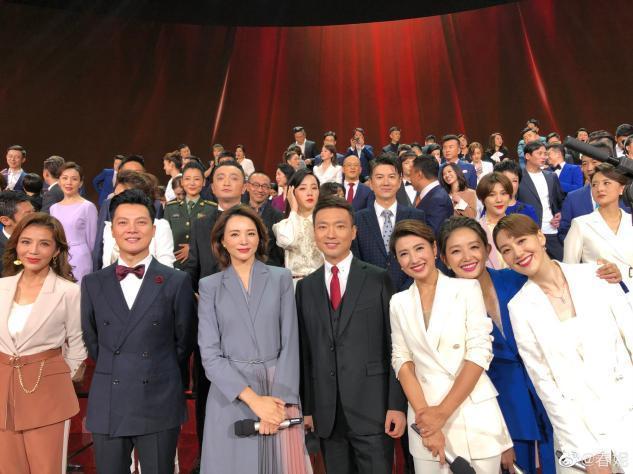 春妮|春妮罕秀恩爱,称老公刚强41岁学钢琴,2年就进国家大剧院演奏!