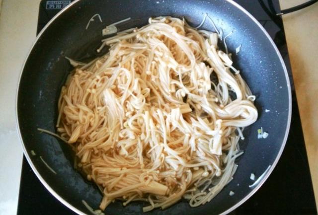 「金针菇」便秘最怕这“菜”，隔天吃1次，刮油清肠，排出宿便，腰肢变细了